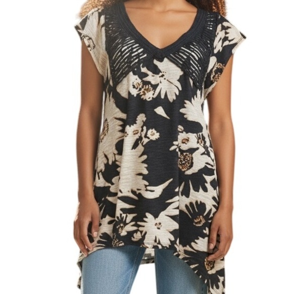 ANTHROPOLOGIE C. KERR Silene Cream & Gray Floral Sharkbite Top EUC  Size‎ XS